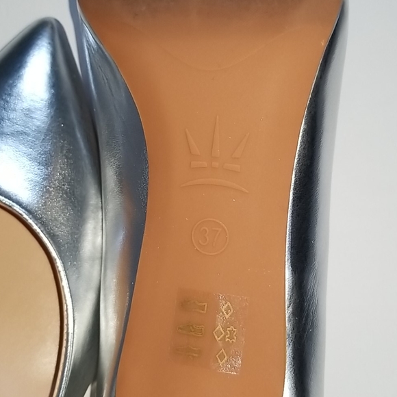 Elegant Silver Italian Leather Heels - Picture 5 of 6